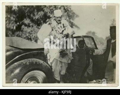 Ein ikonisches Foto von Netaji Subhas Chandra Bose, einem prominenten Führer der indischen Unabhängigkeitsbewegung, das in den 1930er-1940er-Jahren aus einem Auto stieg Dieser Moment fängt seine Führung und die Zeit des politischen Aktivismus für Indiens Freiheit ein. Stockfoto