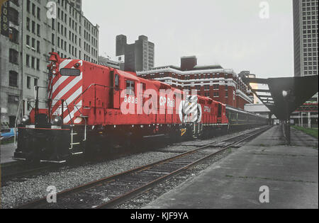 Okanagan Express powered by CP8836 und CP8839 Boards auf Station Vancouver, BC am 22. Mai 1983 (35450556292) Stockfoto