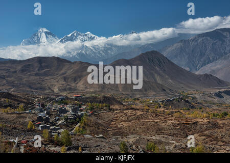 Tukche Peak und Dhaulagiri Aufstieg hinter dem Dorf muktinath in Upper Mustang, Nepal Stockfoto