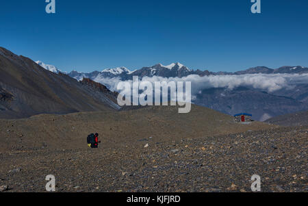 Überschreiten der 5416 thorong La Pass, Annapurna Circuit, Nepal Stockfoto