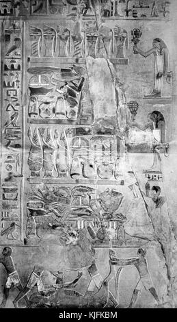 Ein Foto einer alten ägyptischen Wandmalerei, es zeigt mehrere Figuren, die Instrumente spielen, bevor sie Opfersammlungen sammeln, andere Figuren unten opfern ein Tier, Ägypten, 1895. Aus der New York Public Library. Stockfoto