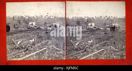 Blick auf Schutt, Werften und Felder, 1878. Diese stereoskopische Folie zeigt Sturmschäden nach einem Tornado. Aus der New York Public Library. Stockfoto