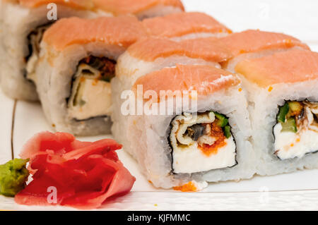 Maki Sushi Rollen mit Wasabi und Ingwer auf eine weisse Platte Stockfoto