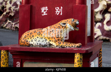 Leopard am Eingang an der Haw Par Villa, Singapur Stockfoto