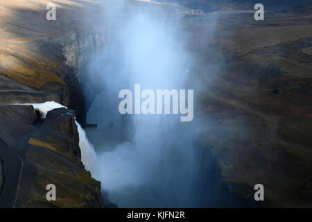 Wasserfall fließen in den Hafrahvammagljufur Canyon von Puerto Natales Wasserkraftwerk (Kárahnjúkavirkjun), fljótsdalshérað Gemeinde, East Iceland Stockfoto