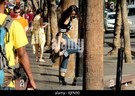 Die russische Schauspielerin Natasha Blasick, die in dem kommenden Jamie Foxx-Film „All-Star Weekend“ zu sehen ist, trägt beim Shopping in Hollywood eine rückenlose XPOZ-Jeans. Mit: Natasha Blasick Wo: Los Angeles, Kalifornien, Vereinigte Staaten Wann: 22 Okt 2017 Credit: WENN.com Stockfoto