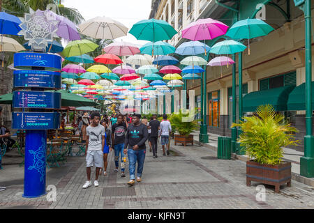 Bunte Regenschirme hängen über dem Einkaufszentrum Caudan Waterfront in Port Louis, Mauritius, Afrika. Stockfoto