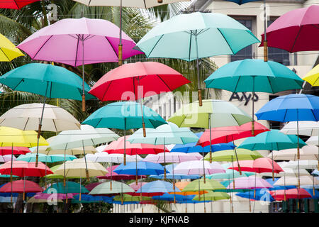 Bunte Sonnenschirme, die über dem Einkaufszentrum Caudan Waterfront in Port Louis, Mauritius, Afrika. Stockfoto