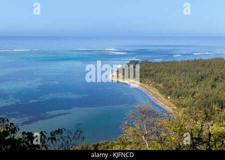 Ansicht von Le Morne Brabant auf das türkisfarbene Wasser der Lagune an der Südküste von Mauritius, Afrika. Stockfoto