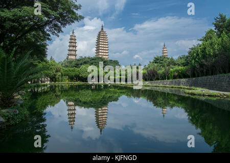 Drei Pagoden des Chongsheng Tempel in der Nähe von Dali Altstadt, Provinz Yunnan, China Stockfoto