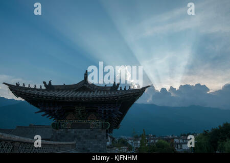 Blick auf die Sonne die Wolken throughing in Kunming, Provinz Yunnan China Stockfoto