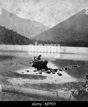Foto eines Mannes in einem Kanu, im flachen Wasser, Berge im Hintergrund, mit dem Titel „Echo Lake and Franconia Notch, White Mountains“, veröffentlicht von Paul und Curtis, New Hampshire, 1865. Aus der New York Public Library. Stockfoto