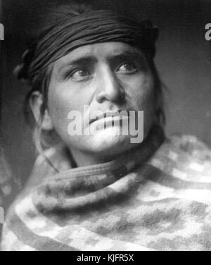 Portrait von native american Mann mit einem Kopf band und in einer Decke zugedeckt, Chef der Wüste mit dem Titel 'Eine starke Gesicht, zeigt, was Sie langfristig möglicherweise ein zusammengesetzter Typ der Navajo Mann', von Edward s Curtis, 1904. Von der New York Public Library. Stockfoto