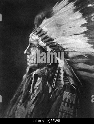 Als fotografisches Porträt von American Horse war er ein Oglala Lakota-Häuptling, er fungierte als Indianer-Pfadfinder der US Army und kämpfte im Großen Sioux-Krieg gegen Crazy Horse, außerdem war er Lakota-Delegierter in Washington, 1906. Aus der New York Public Library. Stockfoto