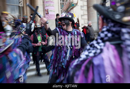 Morris-Tänzer mit geschwärzten Gesichtern treten während des Stroud Wassail vor dem Rathaus von Cotswold auf Stockfoto