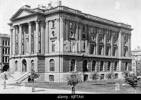 Ein Außenfoto des Rogers Building auf dem Campus des Massachusetts Institute of Technology, das Gebäude ist nach William Barton Rogers benannt, der mit gründete, dies ist das zweite Gebäude mit diesem Namen, nachdem das erste abgerissen wurde, als die Schule nach Cambridge zog, Es dient als offizielle Adresse für das College, Cambridge, Massachusetts, Boston, Massachusetts, 1913. Stockfoto