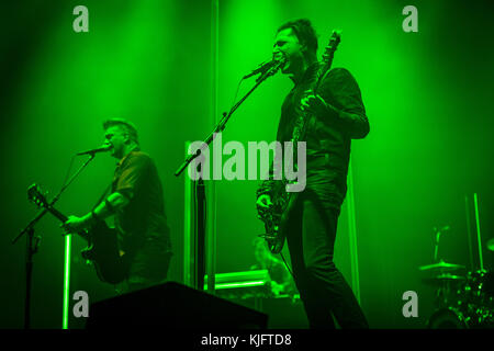 Dänemark, Kopenhagen - 14. November 2017. Die amerikanische Rockband Queens of the Stone Age spielt ein Live-Konzert im tap1 in Kopenhagen. Hier ist Sänger und Musiker Josh Homme (L) live mit Bassist Michael Shuman (R) auf der Bühne zu sehen. (Foto: Gonzales Photo - Thomas Rasmussen). Stockfoto