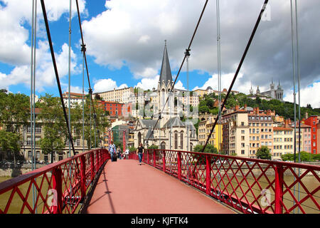 Lyon, Frankreich - 17. Juni 2016: st. Georges Fußgängerbrücke über Saône, St. Georges Kirche, und der Basilika von notre-dame De Fourviere auf dem Hügel Stockfoto