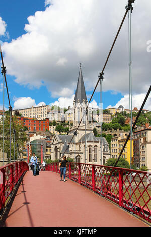 Lyon, Frankreich - 17. Juni 2016: st. Georges Fußgängerbrücke über Saône und st. Georges Kirche Stockfoto