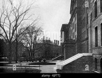 Ein Außenfoto in der Nähe von Profil Ansicht des Agassiz Museum an der Harvard University, das Gebäude ist derzeit als das Museum für Vergleichende Zoologie bekannt, es ist eines von drei naturhistorischen Forschungsmuseen an der Universität, es beherbergt über 21 Millionen Exemplare, das Museum wurde 1859 gegründet, Cambridge, Massachusetts, Boston, Massachusetts, 1913. Stockfoto