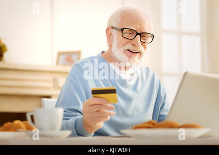Positiv erfreut man über Kreditkarte Stockfoto