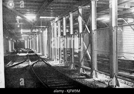 Fotografie der inneren Abteilungen und Gleise des ursprünglichen U-Bahn-Systems in Boston, das 1897 eröffnet wurde, war es die erste in den Vereinigten Staaten und oft auch als „America's First Subway“ bezeichnet,, Boston, Massachusetts, 1913. Stockfoto