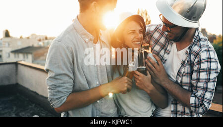 Gerne fröhliche Freunde zusammen verbringen lustige Zeiten Stockfoto