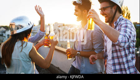 Gerne fröhliche Freunde zusammen verbringen lustige Zeiten Stockfoto