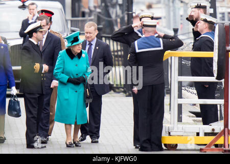 HRH The Queen besucht die HMS Sutherland mit: Queen Elizabeth II Wo: London, Vereinigtes Königreich Wann: 23 Oct 2017 Credit: WENN.com Stockfoto