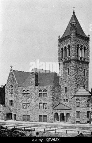 Eine äußere Photograph der ersten Kirche Christi, Wissenschaftler, auch bekannt als die Mutterkirche, die romanische Kirche wurde im Jahr 1894 fertiggestellt und diente als Sitz der Kirche der Christlichen Wissenschaft, Ein großer Anbau wurde 1906 erbaut und dient heute als Sitz der Kirche, Boston, Massachusetts, 1905. Stockfoto