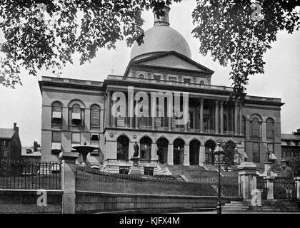 Ein Außenfoto des Massachusetts State House, es ist das State Capitol Gebäude, das Massachusetts General Court und die Büros des Gouverneurs sind dort untergebracht, es ist bekannt für die Qualität seiner Bundesarchitektur und wurde als National Historic Landmark im Jahr 1960 hinzugefügt, Das ursprüngliche Gebäude wurde 1798 mit Erweiterungen in 1895 und 1917, Boston, Massachusetts, 1905 abgeschlossen. Stockfoto