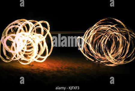 Die Spinnerei Feuer Poi-Ringe von Feuer Stockfoto
