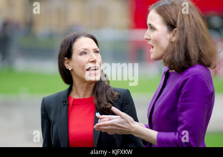 Debbie Abrahams MP (Arbeit; Oldham Osten und Saddleworth) und Theresa Villiers MP (Con: Chipping Barnet) auf College Green, Westminster zu streiten.. Stockfoto