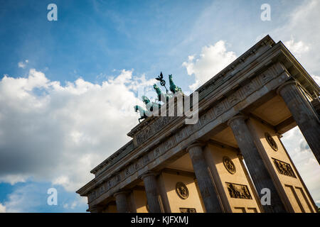 Deutschland, Berlin - 15. Mai 2017. Das neoklassizistische Denkmal, das Stadttor und Wahrzeichen das Brandenburger Tor in Berlin. Stockfoto