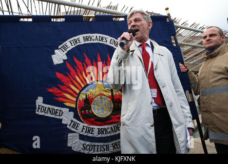 Der schottische Labour-Führer Richard Leonard spricht bei einer Fire Brigade Union Scotland-Kundgebung vor dem schottischen Parlament in Edinburgh die Feuerwehrleute an. Stockfoto