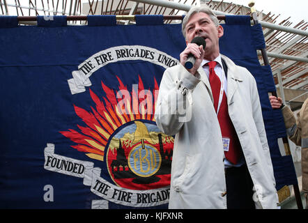 Der schottische Labour-Führer Richard Leonard spricht bei einer Fire Brigade Union Scotland-Kundgebung vor dem schottischen Parlament in Edinburgh die Feuerwehrleute an. Stockfoto