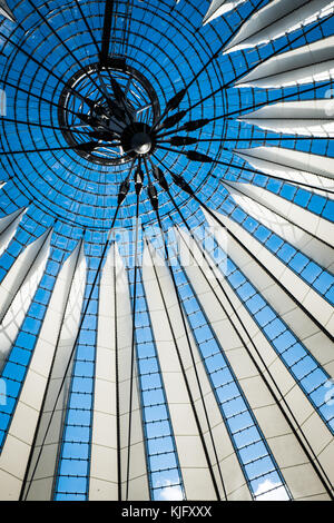 Deutschland, Berlin - 15. Mai 2017. Das Glasdach über dem Sony Center im Zentrum Berlins. Stockfoto