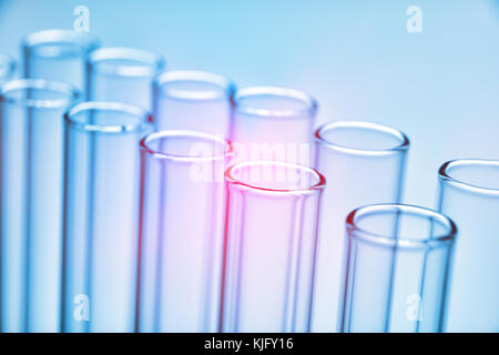 Zwei Reihen von leeren Glas Reagenzgläser blauen Hintergrund. Ansicht Stockfoto
