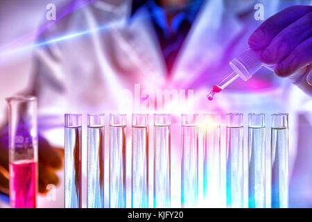 Wissenschaftler analysieren verschiedene Substanzen im Labor mit Röhrchen mit roten und blauen Lichtern. Ansicht von vorn Stockfoto