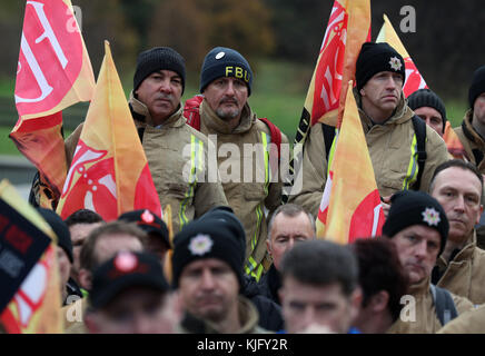 Feuerwehrleute hören dem schottischen Labour-Führer Richard Leonard zu, als er sich bei einer Fire Brigade Union Scotland Kundgebung vor dem schottischen Parlament in Edinburgh an Feuerwehrleute wendet. Stockfoto