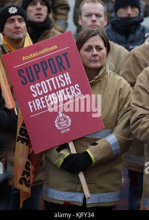 Feuerwehrleute hören dem schottischen Labour-Führer Richard Leonard zu, als er sich bei einer Fire Brigade Union Scotland Kundgebung vor dem schottischen Parlament in Edinburgh an Feuerwehrleute wendet. Stockfoto