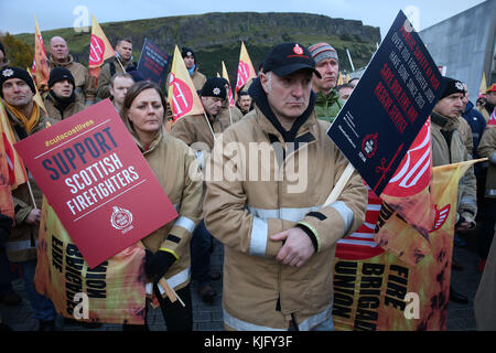 Feuerwehrleute hören dem schottischen Labour-Führer Richard Leonard zu, als er sich bei einer Fire Brigade Union Scotland Kundgebung vor dem schottischen Parlament in Edinburgh an Feuerwehrleute wendet. Stockfoto