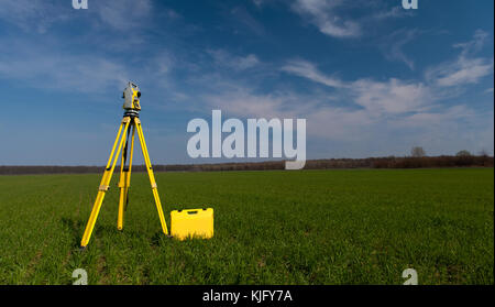 Surveyor Ausrüstung Theodolit mit Stativ Stockfoto