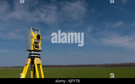 Surveyor Ausrüstung Theodolit auf Stativ, Panorama Stockfoto