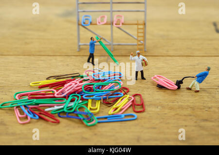 Der Begriff der kollektiven Lösung zu jedem Problem. die Arbeitnehmer zur Verfügung des Chief durchführen. close-up Anzeigen. Stockfoto