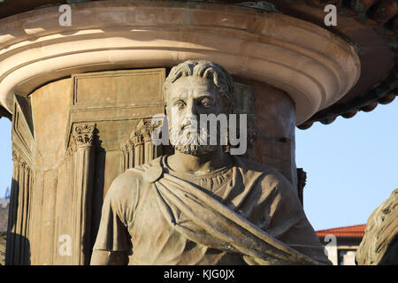 Abbildung des Menschen an der Basis der Krieger Denkmal von Philipp II. von Makedonien bei Karpos Rebellion Square in Skopje, Mazedonien errichtet als Teil der Skopje 2014 Stockfoto