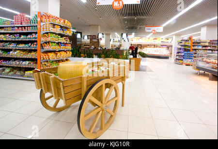 Moldau chisinau - April 06: Shopping Center 'n1' am April 06, 2011 in Chisinau, Republik Moldau. 'N1' ist eine der größten moldauischen Unternehmen Stockfoto