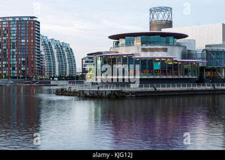 Bild der Lowry Theater und Lowry Art Gallery von den Manchester Ship Canal in Salford Quays in den frühen Abend. Stockfoto