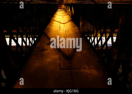 Fußgängerbrücke über die District Line in Keswick Road, in Putney, London, UK Stockfoto