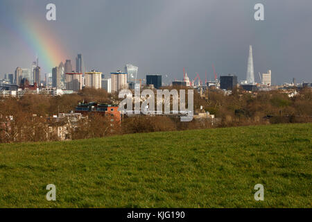 Regenbogen über der City of London von Primrose Hill, London, Großbritannien. Stockfoto